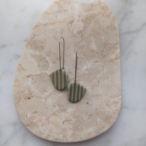 Csíkos gyurma fülbevaló - világoszöld és bézs - ékszer - fülbevaló - lógó fülbevaló - Meska.hu