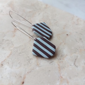 Csíkos gyurma fülbevaló - világoskék és sötétbarna - ékszer - fülbevaló - lógó fülbevaló - Meska.hu