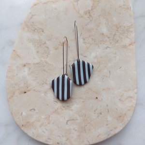 Csíkos gyurma fülbevaló - világoskék és sötétbarna - ékszer - fülbevaló - lógó fülbevaló - Meska.hu