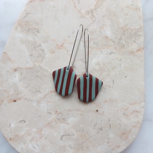 Csíkos gyurma fülbevaló - világoskék és bordó - ékszer - fülbevaló - lógó fülbevaló - Meska.hu