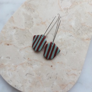 Csíkos gyurma fülbevaló - világoskék és bordó - ékszer - fülbevaló - lógó fülbevaló - Meska.hu