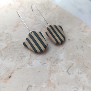 Csíkos gyurma fülbevaló - sötétzöld és bézs - ékszer - fülbevaló - lógó fülbevaló - Meska.hu