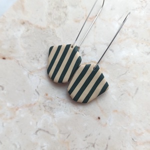 Csíkos gyurma fülbevaló - sötétzöld és bézs - ékszer - fülbevaló - lógó fülbevaló - Meska.hu