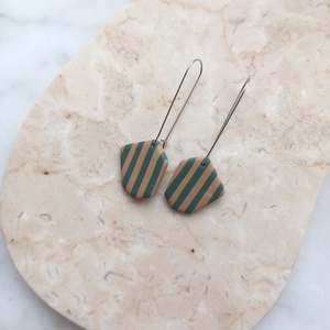 Csíkos gyurma fülbevaló - türkiz és bézs - ékszer - fülbevaló - lógó fülbevaló - Meska.hu