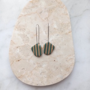 Csíkos gyurma fülbevaló - türkiz és bézs - ékszer - fülbevaló - lógó fülbevaló - Meska.hu