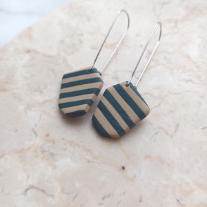 Csíkos gyurma fülbevaló - kék és bézs - ékszer - fülbevaló - lógó fülbevaló - Meska.hu
