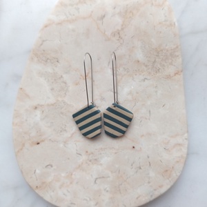 Csíkos gyurma fülbevaló - kék és bézs - ékszer - fülbevaló - lógó fülbevaló - Meska.hu