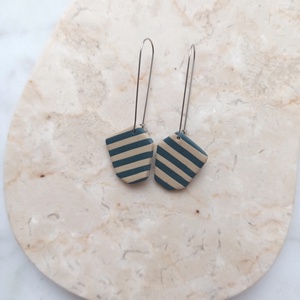 Csíkos gyurma fülbevaló - kék és bézs - ékszer - fülbevaló - lógó fülbevaló - Meska.hu
