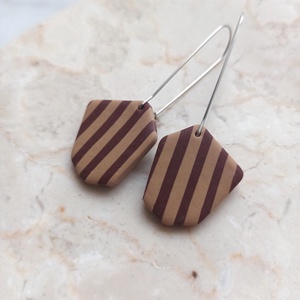 Csíkos gyurma fülbevaló - bordó és bézs - ékszer - fülbevaló - lógó fülbevaló - Meska.hu