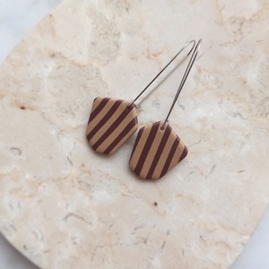 Csíkos gyurma fülbevaló - bordó és bézs - ékszer - fülbevaló - lógó fülbevaló - Meska.hu