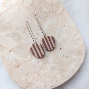 Csíkos gyurma fülbevaló - Mályva és bézs - ékszer - fülbevaló - lógó fülbevaló - Meska.hu
