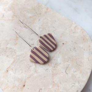 Csíkos gyurma fülbevaló - Mályva és bézs - ékszer - fülbevaló - lógó fülbevaló - Meska.hu