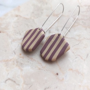 Csíkos gyurma fülbevaló - Mályva és bézs, Ékszer, Fülbevaló, Lógó fülbevaló, Ékszerkészítés, Gyurma, MESKA