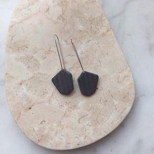 Csíkos gyurma fülbevaló - Kék és barna - ékszer - fülbevaló - lógó fülbevaló - Meska.hu