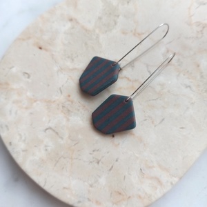 Csíkos gyurma fülbevaló - Kék és barna - ékszer - fülbevaló - lógó fülbevaló - Meska.hu