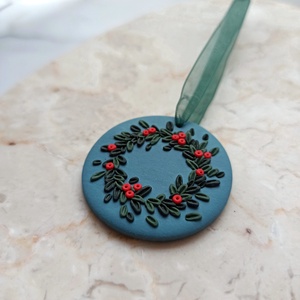 Gyurma karácsonyfadísz - koszorú - karácsony - karácsonyi lakásdekoráció - karácsonyfadíszek - Meska.hu