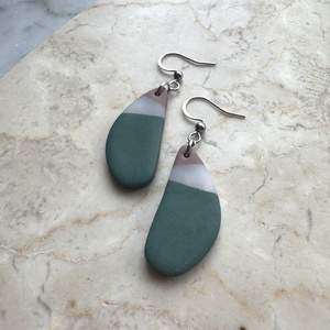 Csepp alakú gyurma fülbevaló - ékszer - fülbevaló - lógó fülbevaló - Meska.hu