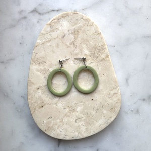 Ovális  bedugós fülbevaló - pisztácia - ékszer - fülbevaló - lógó fülbevaló - Meska.hu