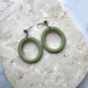 Zöld ovális  bedugós fülbevaló, Ékszer, Fülbevaló, Lógó fülbevaló, Ékszerkészítés, Gyurma, Hőre keményedő gyurmából, kézzel készített fülbevaló nemesacél szerelékkel.

Teljes hossz: 4,5 cm., MESKA