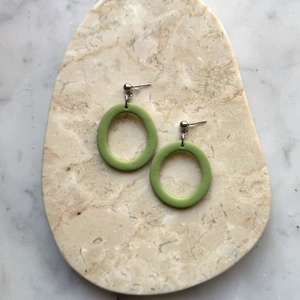 Ovális  bedugós fülbevaló - zöldalma, Ékszer, Fülbevaló, Lógó fülbevaló, Ékszerkészítés, Gyurma, MESKA