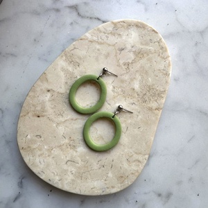Ovális  bedugós fülbevaló - zöldalma - ékszer - fülbevaló - lógó fülbevaló - Meska.hu