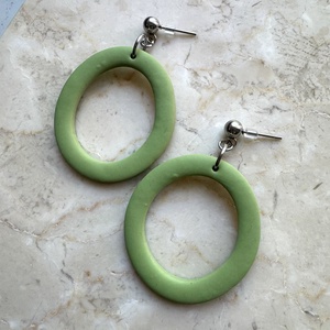 Ovális  bedugós fülbevaló - zöldalma - ékszer - fülbevaló - lógó fülbevaló - Meska.hu