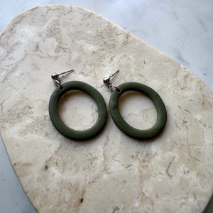 Ovális  bedugós fülbevaló - olíva, Ékszer, Fülbevaló, Lógó fülbevaló, Ékszerkészítés, Gyurma, MESKA