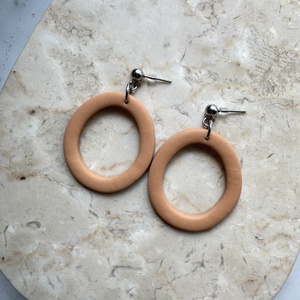 Ovális  bedugós fülbevaló - barack - ékszer - fülbevaló - lógó fülbevaló - Meska.hu