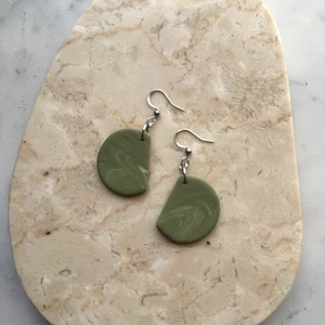 Félkör gyurma fülbevaló - zöld örvény - ékszer - fülbevaló - lógó fülbevaló - Meska.hu