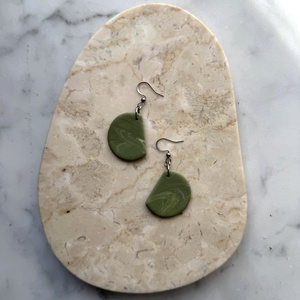 Félkör gyurma fülbevaló - zöld örvény - ékszer - fülbevaló - lógó fülbevaló - Meska.hu