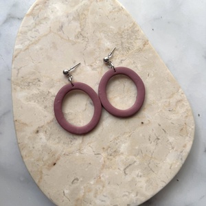 Ovális  bedugós fülbevaló - mályva - ékszer - fülbevaló - lógó fülbevaló - Meska.hu