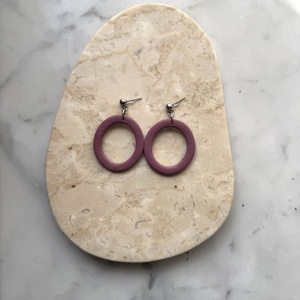 Ovális  bedugós fülbevaló - mályva - ékszer - fülbevaló - lógó fülbevaló - Meska.hu