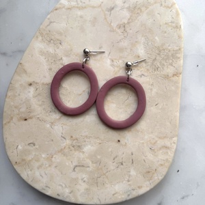 Ovális  bedugós fülbevaló - mályva, Ékszer, Fülbevaló, Lógó fülbevaló, Ékszerkészítés, Gyurma, MESKA