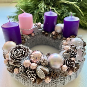 Adventi koszorú lila gyertyákkal - karácsony - karácsonyi lakásdekoráció - ünnepi asztaldekoráció - Meska.hu