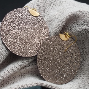 Csillogó fülbevaló, bronz színű, 6 cm - ékszer - fülbevaló - lógó fülbevaló - Meska.hu