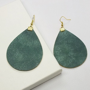 Zöld velúrbőr hatású fülbevaló, 7 cm - ékszer - fülbevaló - lógó fülbevaló - Meska.hu