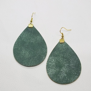Zöld velúrbőr hatású fülbevaló, 7 cm - ékszer - fülbevaló - lógó fülbevaló - Meska.hu