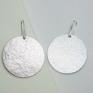 Fülbevaló, 4 cm, ezüst színű - ékszer - fülbevaló - lógó fülbevaló - Meska.hu
