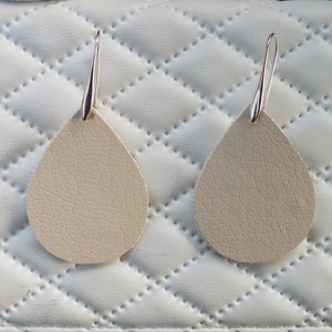 Fülbevaló, 4 cm, bézs színű csepp - ékszer - fülbevaló - lógó csepp fülbevaló - Meska.hu