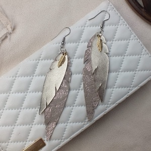 Bőr fülbevaló, levél alakú, ősz, arany barna, 7 cm - ékszer - fülbevaló - lógó fülbevaló - Meska.hu