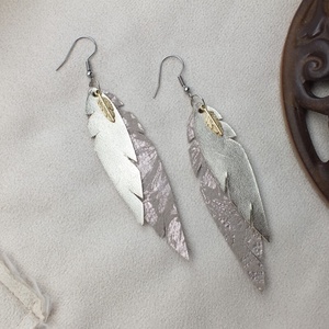 Bőr fülbevaló, levél alakú, ősz, arany barna, 7 cm - ékszer - fülbevaló - lógó fülbevaló - Meska.hu