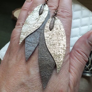Bőr fülbevaló, csillogó ősz, levél alakú, 7 cm, Ékszer, Fülbevaló, Lógó fülbevaló, Bőrművesség, Ékszerkészítés, MESKA