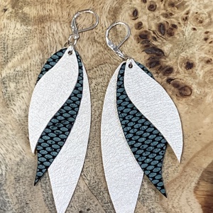 Csinos ekrű és petrolzöld színű fülbevaló - Meska.hu