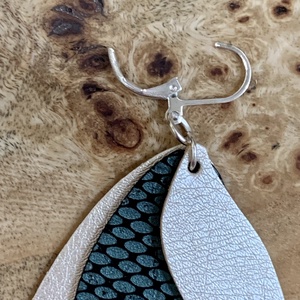 Csinos ekrű és petrolzöld színű fülbevaló - ékszer - fülbevaló - lógó csepp fülbevaló - Meska.hu