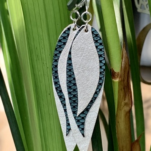 Csinos ekrű és petrolzöld színű fülbevaló - ékszer - fülbevaló - lógó csepp fülbevaló - Meska.hu