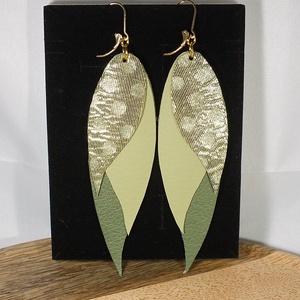 Zöld fülbevaló, 12 cm, bőr, Ékszer, Fülbevaló, Lógó fülbevaló, Bőrművesség, Ékszerkészítés, Különböző zöld árnyalatú bőrből és textilbőrből készítettem ezt a csinos, hosszú fülbevalót. A hoss..., MESKA