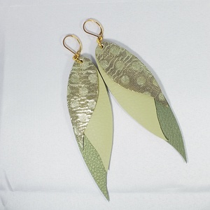 Zöld fülbevaló, 12 cm, bőr - ékszer - fülbevaló - lógó fülbevaló - Meska.hu