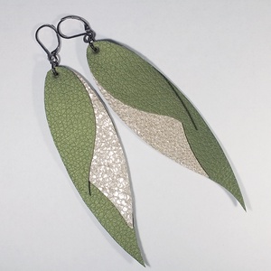 Bőr fülbevaló, zöld és bézs - ékszer - fülbevaló - lógó fülbevaló - Meska.hu