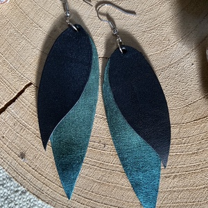 Bőr fülbevaló, 10 cm - ékszer - fülbevaló - lógó csepp fülbevaló - Meska.hu