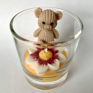 Illatgyertya, virágon csücsülő maci, jázmin illat, Otthon & Életmód, Gyertya, illat, aroma, Gyertya, Gyertya-, mécseskészítés, MESKA